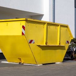 Absetzcontainer vor einem Wohnhaus